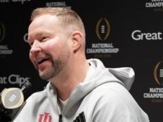 Indiana DC Bryant Haines aplaude a los fanáticos de Ty Simpson, Alabama