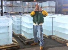 Drake usa chaqueta de los Packers durante el lanzamiento de ‘Iceman’, aparentemente detrás de Caleb Williams