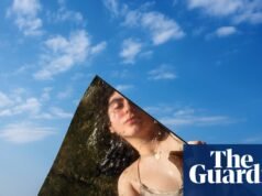 Fantasmas, desnudos y reinas de concursos lésbicos: lo más destacado de la Muestra de Fotografía de Nueva York – en imágenes