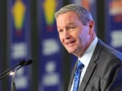 Kentucky AD Barnhart renunciará a un contrato de jubilación de 1 millón de dólares en medio de críticas