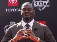 Draft de la NFL 2026: Jeremiah Love llama la atención con un disfraz de cómic personalizado