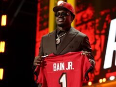 Los Buccaneers seleccionan a Rueben Bain Jr. con la selección número 15 en el Draft de la NFL