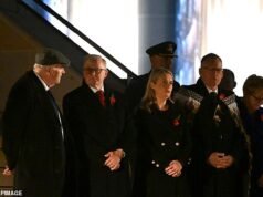 Momento vergonzoso: los líderes indígenas son abucheados en los servicios religiosos del amanecer, mientras Ben Roberts-Smith comparte un mensaje de desafío mientras sus seguidores lo acosan.