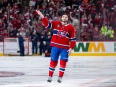 Kirby Dach siente el apoyo de la afición y anota en la victoria de los Canadiens en el tercer juego