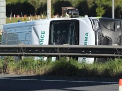 Mujer de unos 50 años arrestada después de que una ambulancia volcara en un choque con un automóvil y un camión, dejando a cinco personas en el hospital
