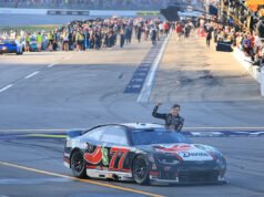 Ha llegado Carson Hocevar, la próxima estrella de NASCAR… y está colgado de la ventanilla del conductor: “Amigo, nos van a multar”
