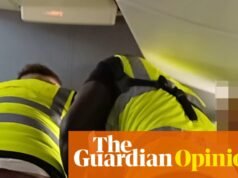 Una pelea brutal en un avión, pasajeros indignados, asistentes indefensos: vi la política de deportación del Reino Unido en acción | Hugo Muir