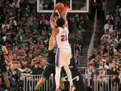 El “dominante” Joel Embiid y la defensa de los 76ers detuvieron tarde a los Celtics