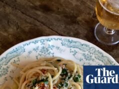 Receta de Rachel Roddy de espaguetis con cangrejo, chile, hierbas y limón | Alimento