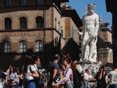 El ‘reto previo a la boda’ de un turista daña una estatua histórica de Florencia
