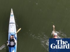 Nadador de ultramaratón establece un ritmo récord en 55 km en un río australiano lleno de cocodrilos | Nadar