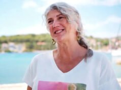 Una mujer de 60 años finalmente viaja por el mundo décadas después de que la muerte de su marido la detuviera