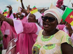 Miles de personas celebran misa al aire libre con el Papa León en Camerún