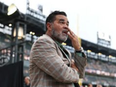 Ozzie Guillén, quien llevó a los Medias Blancas a la victoria de la Serie Mundial, rompió a llorar después de escuchar que el equipo retiró su número.