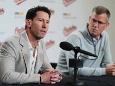 El ejecutivo de los Medias Rojas, Craig Breslow, dice que es necesario que haya una “voz consistente y estabilizadora” para explicar el despido de Alex Cora.