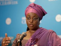 El ex ministro de Petróleo de Nigeria niega haber aceptado sobornos para contratos gubernamentales durante el juicio en Londres