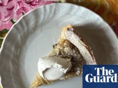 Receta de Rachel Roddy de tarta de melaza picante de almendras y limón | Postre