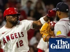 Estalla pelea durante el juego Braves-Angels con excompañeros expulsados por pelear | Grandes Ligas