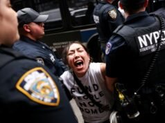Un centenar de manifestantes pro palestinos detenidos durante una manifestación en Nueva York