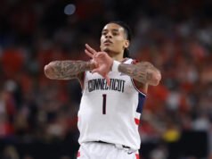 El guardia de UConn, Solo Ball, lidia con un esguince en el pie, su estado es incierto para el juego del campeonato nacional contra Michigan