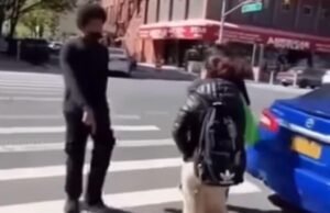 Adolescente pisoteado en la calle muestra una generación abandonada a los teléfonos y la pornografía