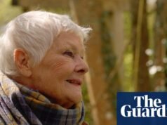 Una estatua de la reina Victoria, árboles conmemorativos y una piscina: el jardín de Judi Dench, en ocho objetos conmovedores | Judith Dench