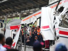 Los rescatistas intentan llegar a 3 personas atrapadas en un vagón dañado después de un accidente en Indonesia