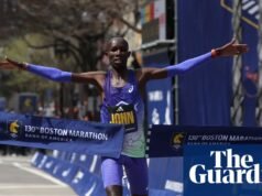 John Korir bate el récord del recorrido del maratón de Boston mientras los kenianos retienen títulos | Maratón de Boston