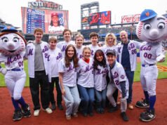 Patinadora artística estadounidense intenta caóticamente realizar el primer lanzamiento en juego de los Mets