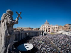 El Papa León XIV inspira a Notre Dame y Villanova a iniciar la temporada de baloncesto universitario 2026-27 en Roma con una doble cartelera masculina y femenina