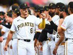 El campocorto de los Piratas, Konnor Griffin, el prospecto número uno del béisbol, conecta un doble productor en su primer turno al bate en la MLB.
