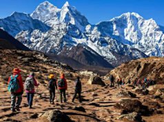 Escaladores del Monte Everest ‘envenenados’ por guías que instigaron rescates masivos en helicóptero en un plan de fraude de seguros de 20 millones de dólares, dice la policía