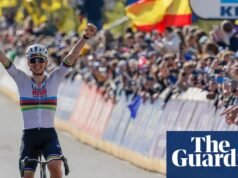 Pogacar mantiene a raya a Van der Poel y gana el tercer Tour de Flandes, un récord | Bicicleta