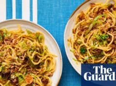 Receta vegana de espaguetis con col a la miel y cebolla caramelizada de Meera Sodha | Verduras