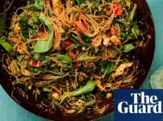 Receta de Meera Sodha de fideos de tofu con rosa, verduras tiernas y huevo | Fideos