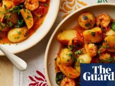 Receta fácil y rápida de Georgina Hayden de guiso de langostinos ahumados, patatas nuevas y espinacas | Alimento