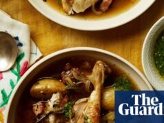 Lo mejor del domingo: recetas de Thomasina Miers para un aromático one-pot de pollo y una tarta de plátano y caramelo salado | Alimento