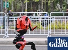 Robots humanoides avanzan rápidamente superando a los humanos en la media maratón de Beijing | Maratón
