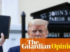 Con sus lecturas de la Biblia, Trump redobla su complejo de Dios. De una forma u otra, los cristianos evangélicos lo aceptan | Emma Brokes