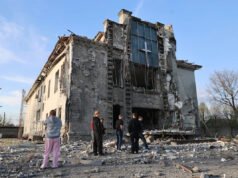 Los ataques rusos matan al menos a dos mientras Ucrania ataca una fábrica rusa de drones