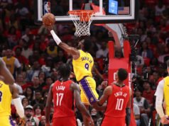 Bronny James anota sus primeros puntos en los playoffs de la NBA, con la ayuda de LeBron, en la victoria de los Lakers sobre los Rockets