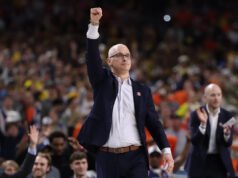 Dan Hurley confundido cuando los fanáticos de la Final Four comienzan a abuchearlo durante la entrevista posterior al juego después de llevar a UConn más allá de Illinois.