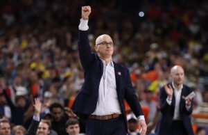 Dan Hurley confundido cuando los fanáticos de la Final Four comienzan a abuchearlo durante la entrevista posterior al juego después de llevar a UConn más allá de Illinois.