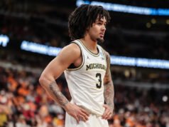 Michigan PG Elliot Gift ‘bien’ después de recibir atención médica por posible reacción alérgica, dice la escuela