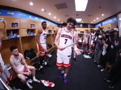 Mientras Tommy Lloyd sopesaba la oferta de la UNC, un suplente de Arizona, el hijo del AD y posible futuro agente del entrenador, la vio desde todos los ángulos.