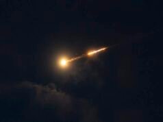 Arabia Saudita dice que intercepta 7 misiles y los escombros caen cerca de instalaciones energéticas