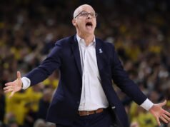 El entrenador de UConn, Dan Hurley, se ríe cuando se le pregunta sobre el arbitraje después de la derrota ante Michigan en el campeonato nacional.