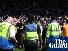 La policía investigará un vídeo que parece mostrar a un jugador del York golpeando a un aficionado en el campo | la ciudad de york