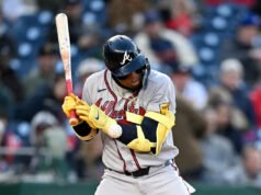 El All-Star de los Bravos, Ronald Acuña Jr., abandona el juego contra los Nacionales después de un lanzamiento con la mano izquierda