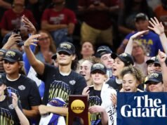 UCLA gana su primer título de baloncesto femenino de la NCAA, 79-51 sobre Carolina del Sur | Baloncesto